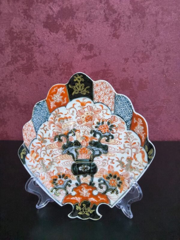 Prato Japonês em Porcelana Imari no Formato de Leque Prato Japonês em Porcelana Imari no Formato de Leque