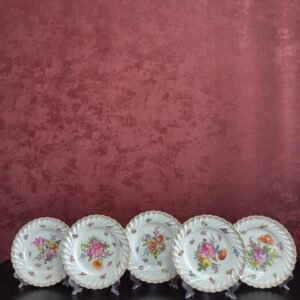 Prato de porcelana alemã decorado com buquês de flores